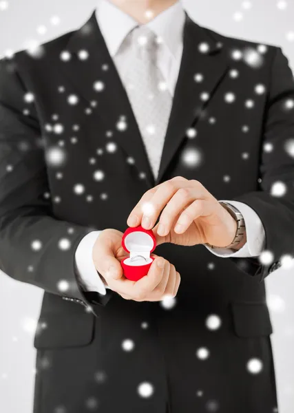 Hombre con caja de regalo y anillo de boda —  Fotos de Stock