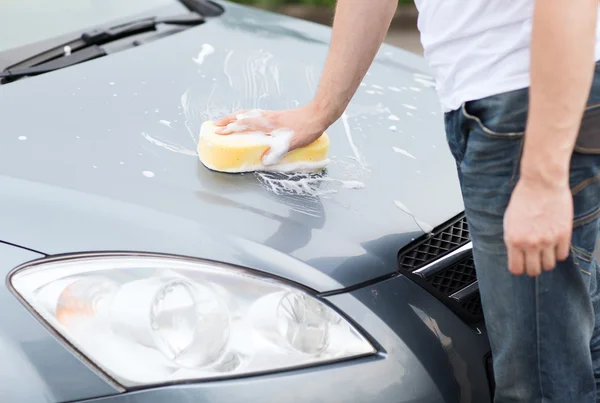 Mies pesee autoa — kuvapankkivalokuva