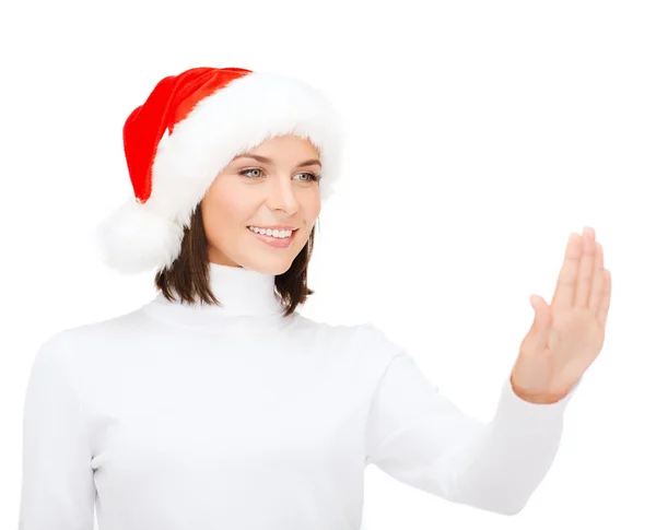 Mujer en santa helper sombrero presionando botón vitrual —  Fotos de Stock