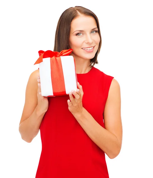 Femme souriante en robe rouge avec boîte cadeau — Photo