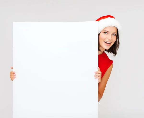 Vrouw in helper kerstmuts met een leeg wit bord — Stockfoto