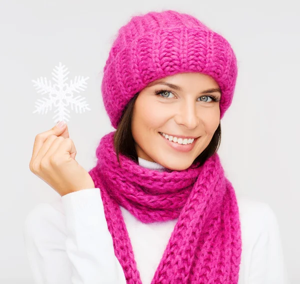 Donna in cappello e marmitta con grande fiocco di neve — Foto Stock