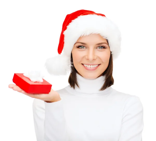 Donna sorridente in cappello di Babbo Natale con piccola confezione regalo — Foto Stock