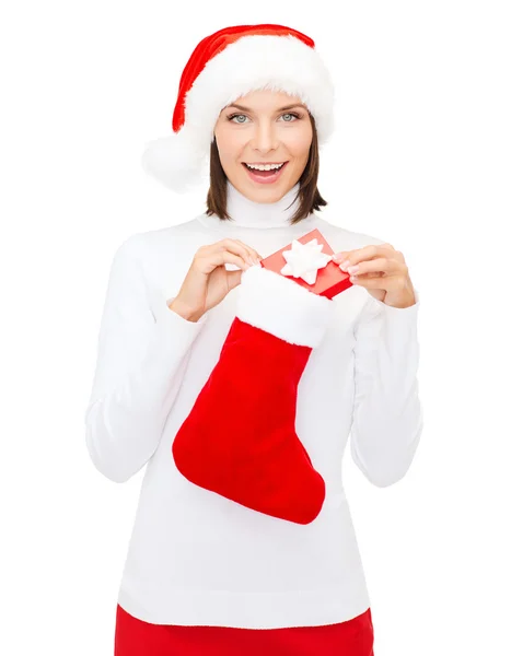 Hediye kutusu ve çorap ile Noel Baba şapkalı kadın — Stok fotoğraf