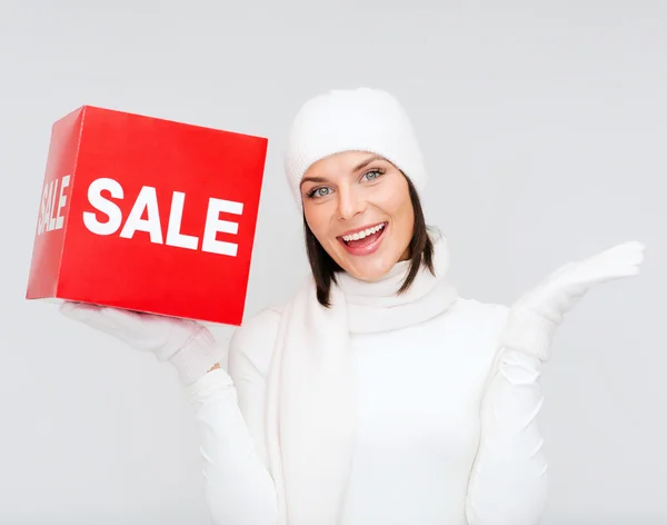 Woman in winter clothes with red sale sign — Stock Photo, Image