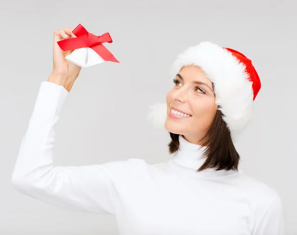 Mulher em santa chapéu auxiliar com sinos jingle — Fotografia de Stock