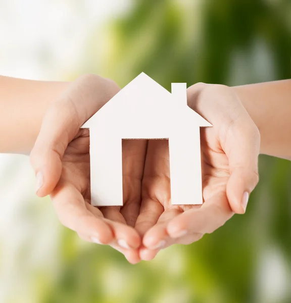 Mãos segurando casa — Fotografia de Stock