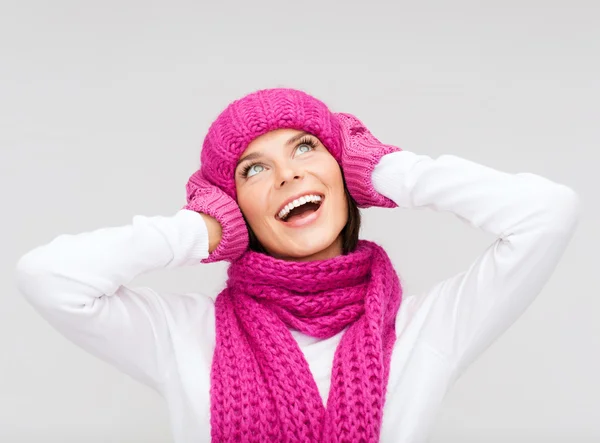 Mujer sorprendida en sombrero, silenciador y mitones —  Fotos de Stock