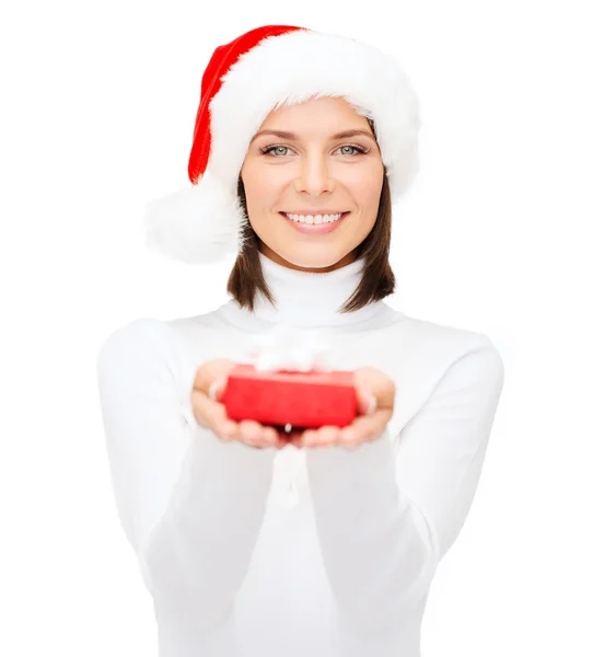 Lachende vrouw in Kerstman hoed met kleine geschenkverpakking — Stockfoto