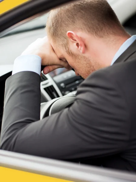 Zmęczony biznesmen lub taksówką kierowca samochodu — Zdjęcie stockowe