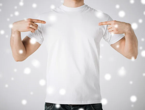 Man i blank vit t-shirt — Stockfoto