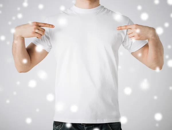 Man in wit t-shirt — Stockfoto