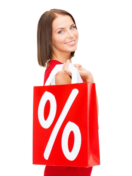 Mujer en vestido rojo con bolsas de compras — Foto de Stock