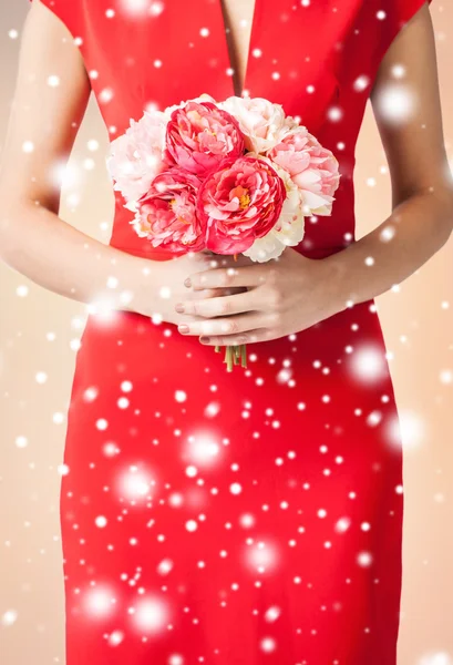 Woman hands with bouquet of flowers — Stock Photo, Image