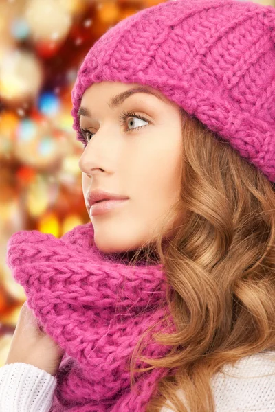 Bella donna in cappello invernale — Foto Stock