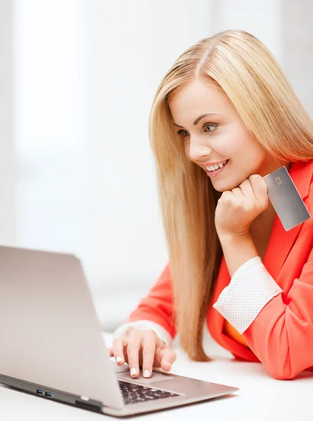 Businesswoman with laptop using credit card — Stock Photo, Image