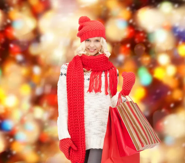 Adolescente en vêtements d'hiver avec des sacs à provisions — Photo