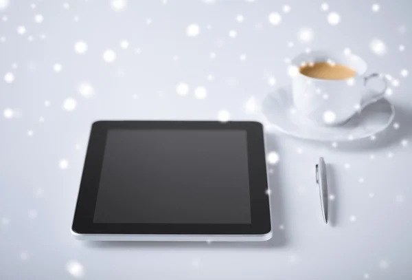 TabletPC med kopp kaffe — Stockfoto