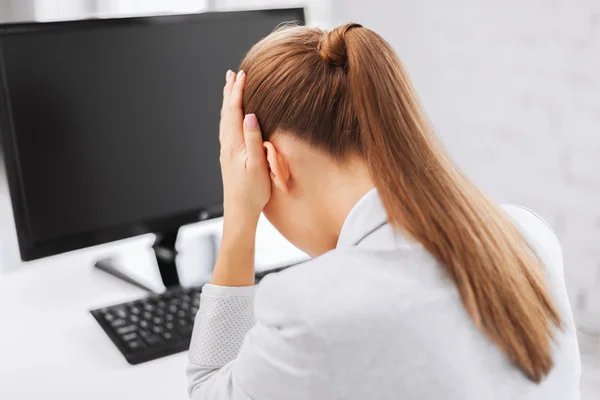 Mulher estressada com computador — Fotografia de Stock