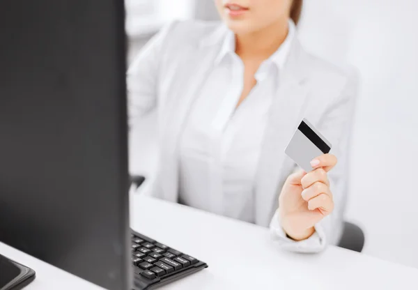Kobieta z laptopa i karty kredytowej — Zdjęcie stockowe