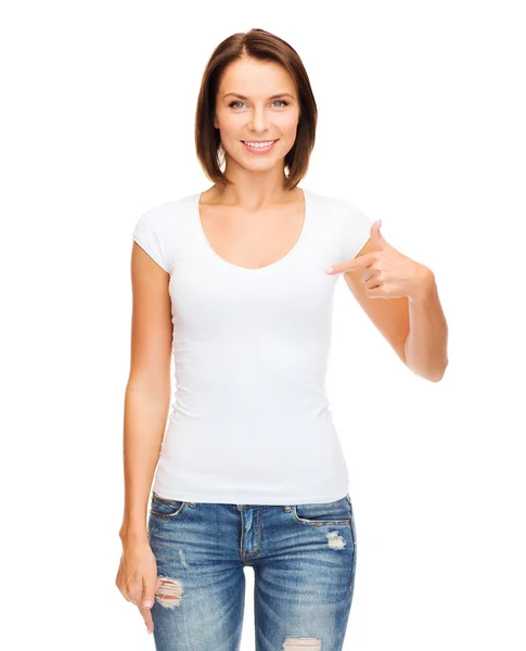 Kvinna i blank vit t-shirt — Stockfoto
