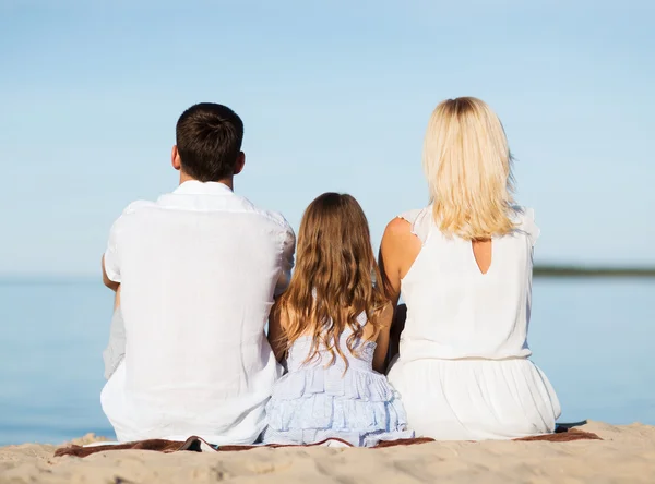 Deniz kenarında mutlu bir aile — Stok fotoğraf