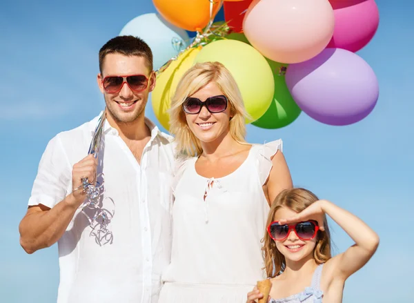 Familia con globos de colores —  Fotos de Stock