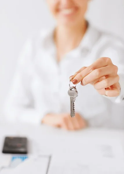 Γυναίκα χέρι κρατώντας κλειδιά του σπιτιού — Φωτογραφία Αρχείου