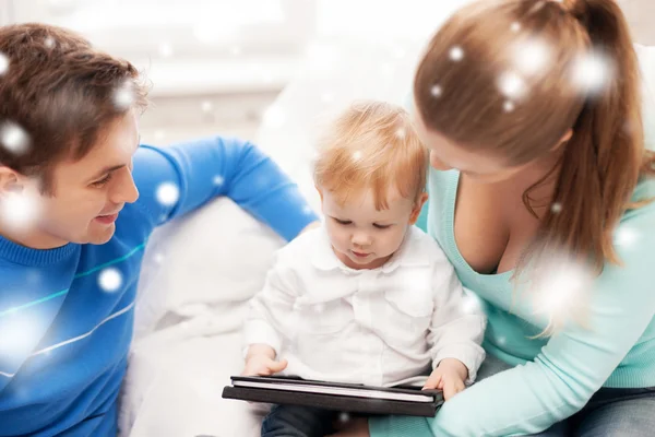 Los padres y el bebé adorable con la PC tableta — Foto de Stock