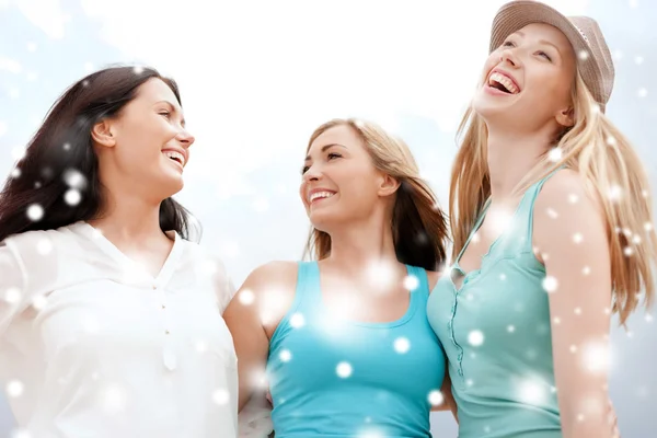 Girls looking up in the sky — Stock Photo, Image