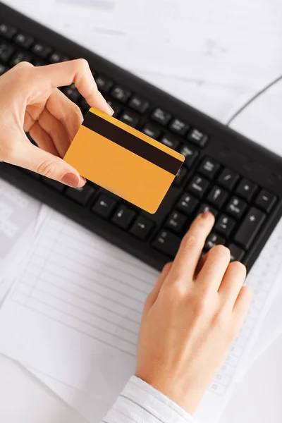 Geschäftsfrau mit Laptop mit Kreditkarte — Stockfoto