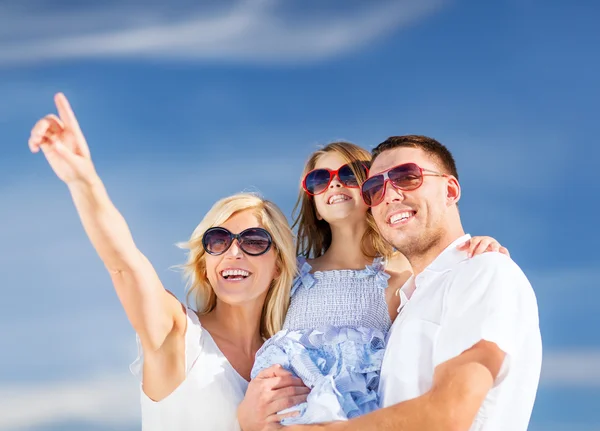 Famiglia felice con cielo blu — Foto Stock