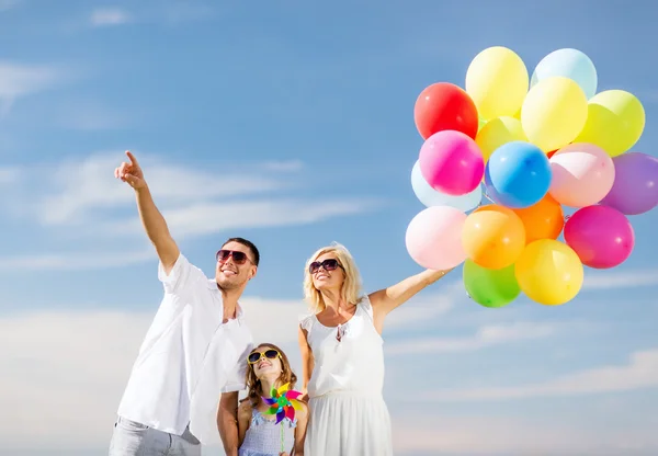 Familj med färgglada ballonger — Stockfoto