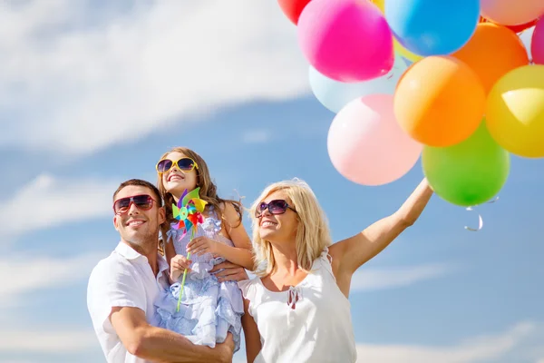 Οικογένεια με πολύχρωμα μπαλόνια — Φωτογραφία Αρχείου