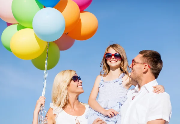 Família com balões coloridos — Fotografia de Stock