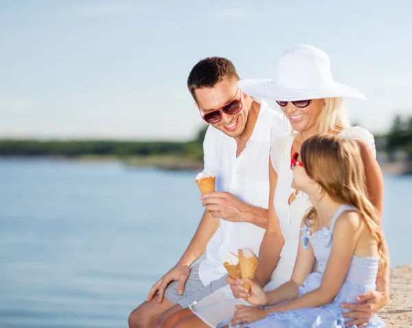 Família feliz comer sorvete — Fotografia de Stock