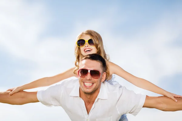 Buon padre e bambino con gli occhiali da sole sopra il cielo blu — Foto Stock