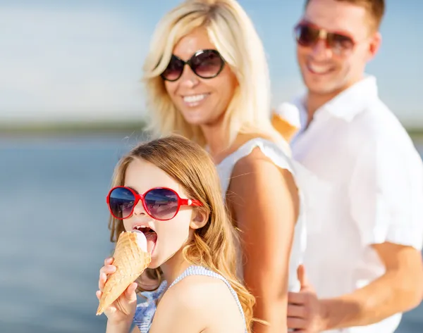 Família feliz comer sorvete — Fotografia de Stock