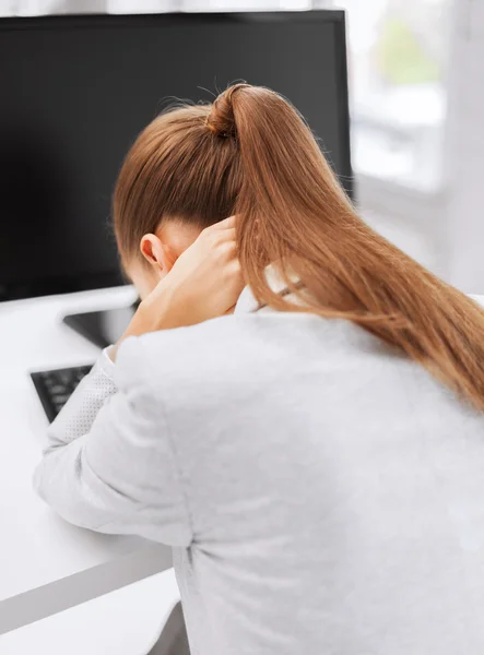 Stressaantunut nainen tietokoneen kanssa — kuvapankkivalokuva