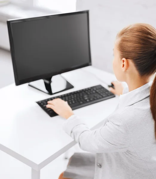 Empresária com computador no escritório — Fotografia de Stock