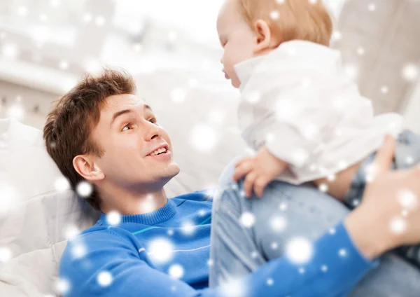 Gelukkig vader met schattige baby — Stockfoto
