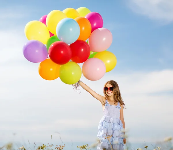 Gelukkig meisje met kleurrijke ballonnen — Stockfoto