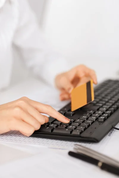 Zakenvrouw met laptop per creditcard — Stockfoto