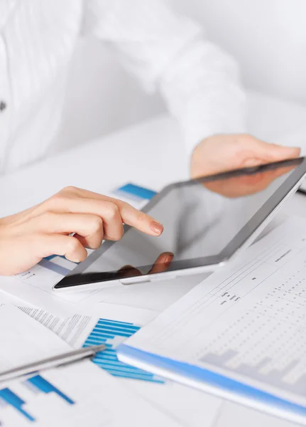 Frau mit Tablet-PC und Chartpapieren — Stockfoto