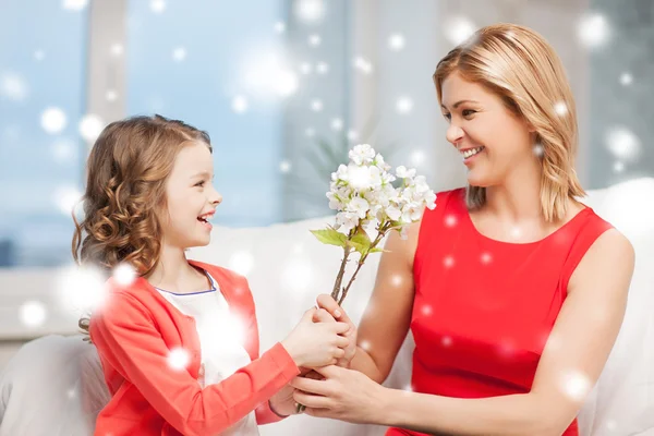 Mãe e filha felizes com flores — Fotografia de Stock
