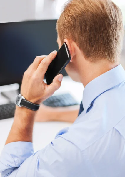 Affärsman med smartphone i office — Stockfoto