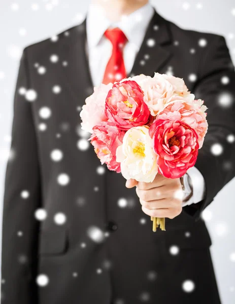 花の花束を与える男 — ストック写真