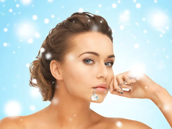 Mujer con collar de diamantes — Foto de Stock