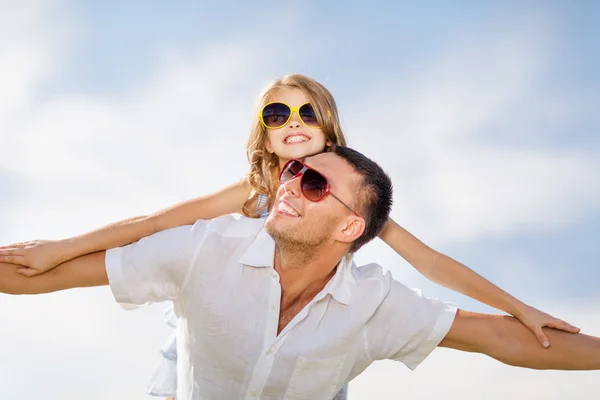 Glücklicher Vater und Kind mit Sonnenbrille über blauem Himmel — Stockfoto