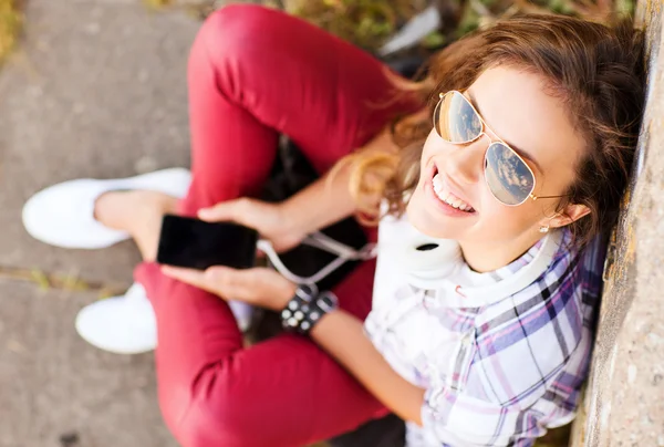 Mädchen mit Kopfhörern hört Musik — Stockfoto